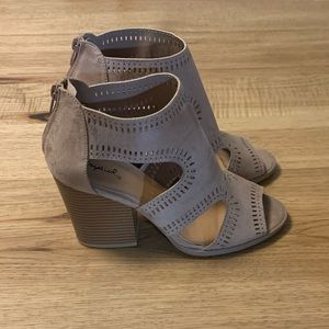 Qupid Women’s Heels Size 7 Beige/Nude